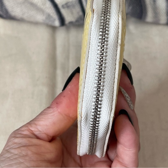 LOUIS VUITTON ⭐️VERNIS PORT MONNAIE FLOCON MM PERLE W/UNBRANDED WRISTLET CHAIN⭐️ - Picture 9 of 17